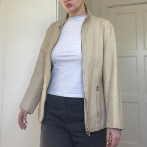 Äkta läderjacka beige - Märket Pelle, storlek M, inga defekter, italienskt läder, beige färg