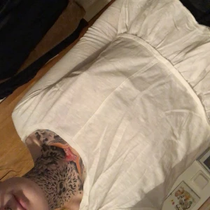 Volang tröja - Finns fläck på framsidan men kan  gå bort vet ej (klorin funkar)