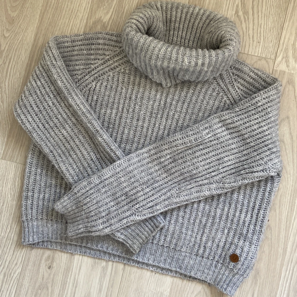 Stickad tröja med polokrage