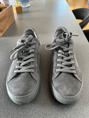 Grå sneakers, Garment Projekt - Ett par gråa sneakers (mocka) från GARMENT PROJECT i storlek 42. Nypris: 1795 kr.  Köpte i somras men har inte kommit till användning. Därmed är de helt oanvända!  Har du några frågor så hör av dig! Har dock inte kvar lådan, men kan frakta i annan låda. 🤙🏻