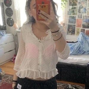 vit blus  - jättefin vit blus från Zara 💞 knappt använd och har ett snöre vid bysten som man kan knyta åt själv 💞 