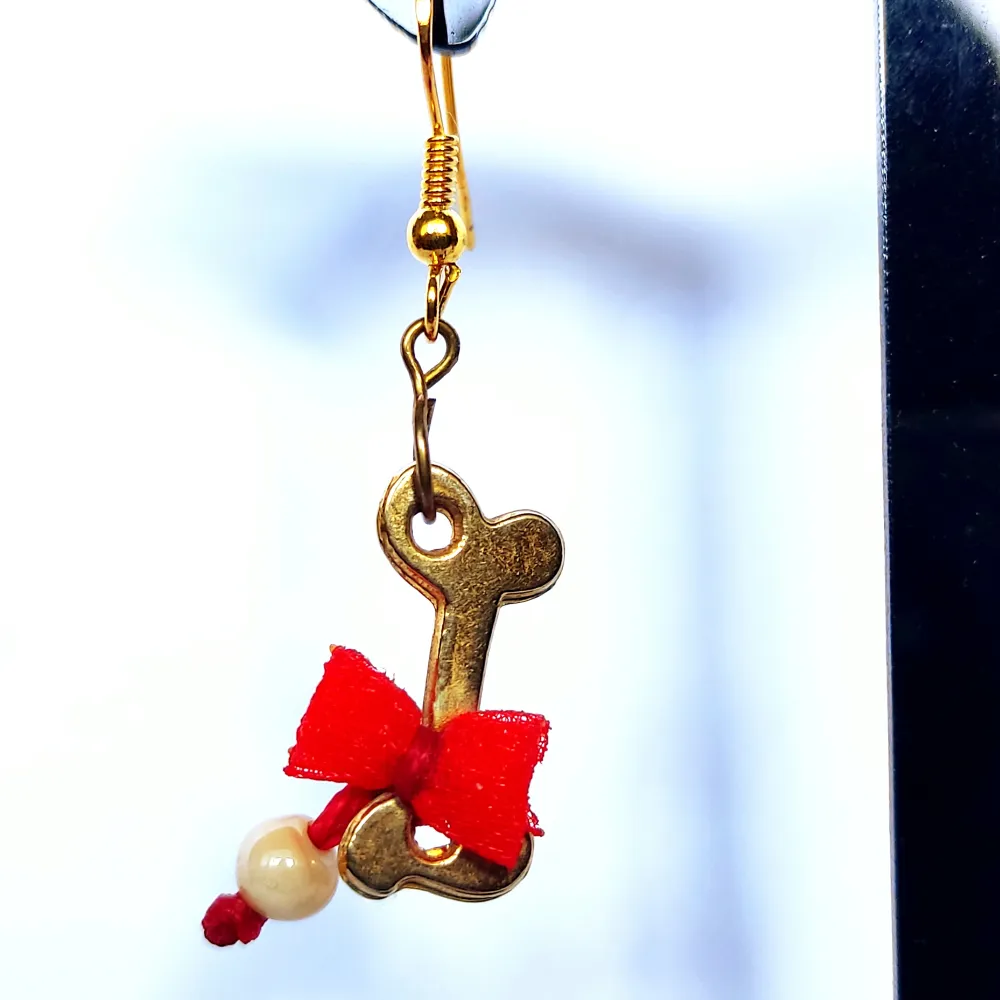 Dog and bone handmade earrings in gold color. Accessoarer.