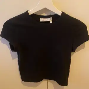 En svart T-shirt från weekday i nyskick!❤️