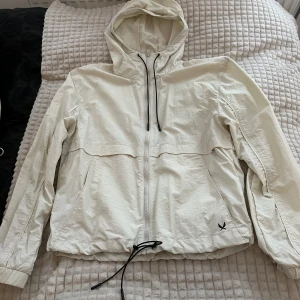 Vindjacka  - Vindjacka från soc.  Storlek S  Använd 1 gång 