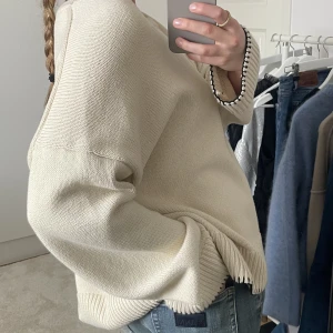 Stickad från samsoe samsoe  - Den perfekta stickade oversized tröjan från samsoe samsoe🫶🫶 sparsamt använd, så så fin! 