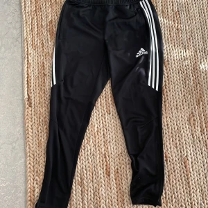 Adidas byxor  - Svarta tunna Adidas mjukisbyxor i storlek M