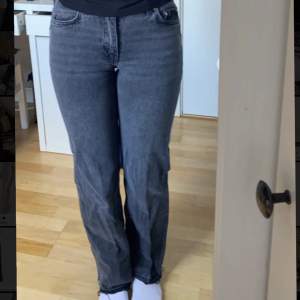 Jag säljer ett par mörkgråa lågmidjade jeans från Ginatricot i storlek 32. Säljer dessa då dom är för små. Jeansen är relativt nya men är dock uppsprättade.