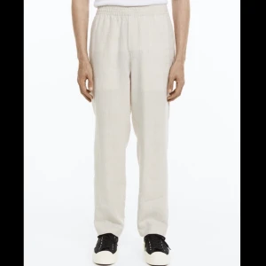 HM Linnebyxor Wide M Herr - Hejsan,  Säljer dessa linnebyxor från HM. De är wide leg relaxed fit.  Storlek M!  Vid frågor eller funderingar, tveka inte på att höra av dig! Allt gott, Amandus Nyberg