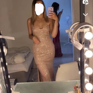 Oanvänd balklänning - säljes extra billig - Oanvänd balklänning till försäljning. Färg: Champagne. Mått: längd 139 cm, byst 72 cm, midjastorlek 64 cm, höft storlek 84 cm. 