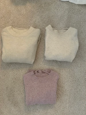 Vero Moda Tröja  - Intressekoll på tre stickade tröjor från Vero Moda:) Skriv privat för frågor eller fler bilder. 💗 Men sagt endast intressekoll!  Obs: tröjorna är lite noppriga:/