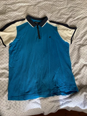 Kangol piké - Kangol piké med dragkedja vid kragen. Passar bra till ljusa jeans.