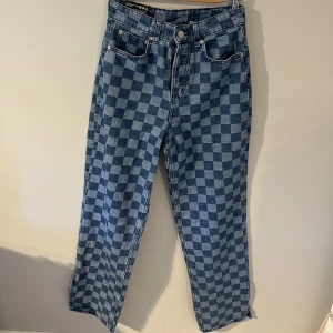 Jeans  - Rutiga jeans från h&m, aldrig använd, stolek 34. Dom är raka i modellen, har en split i slutet av benet och är högmidjade.
