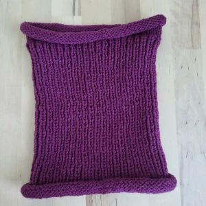 Stickad halsvärmare  - Stickad halsvärmare i lila/purpur. Del av ett set! 