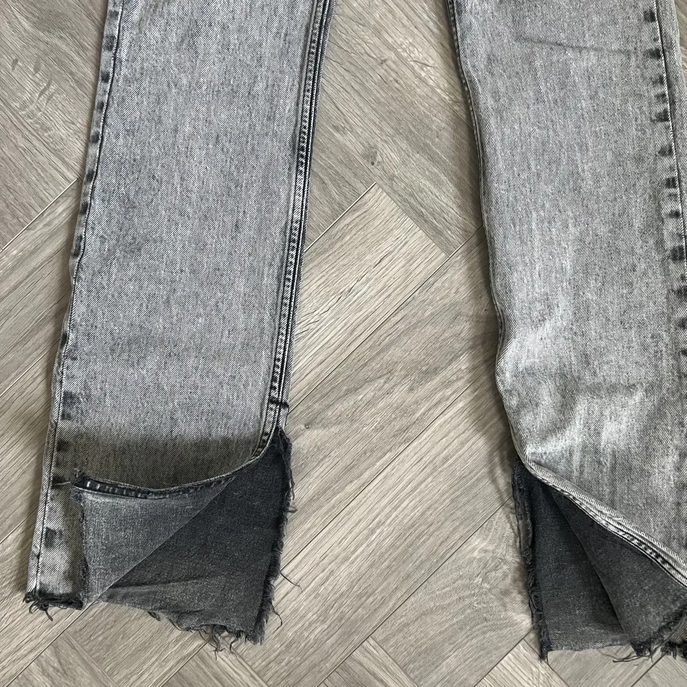 Högmidjade grå långa jeans med slits från Zara! Helt slutsålda på hemsidan. Strl 34/XS!. Jeans & Byxor.