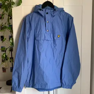 Klarblå Lyle & Scott anorak i strl L, men skulle säga att den passar M/L. Dragkedja i kragen och på sidorna, Inköpspris 1350 kr, säljer för 800💞 Nyskick, andvänd 1 gång!  (Sista bilden är lånad från hemsidan men i en annan färg)