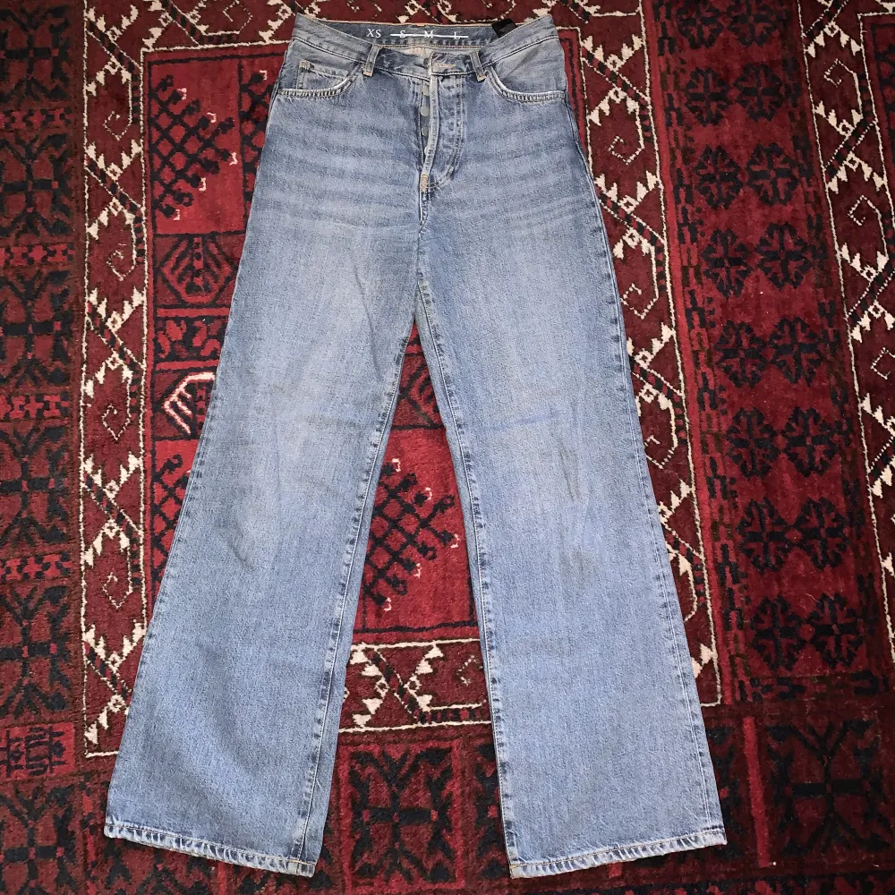 Raka jeans i blå färg, som är mycket använda men i väldigt fint skick⚡️. Jeans & Byxor.