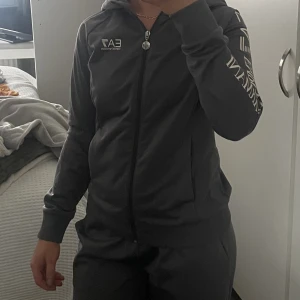 Armani dress  - Armani dress från JD köpt för 1400kr för ca 1 år sen, sparsamt använd. Lite nopprig upptill på vänster sida men inget man lägger märke till