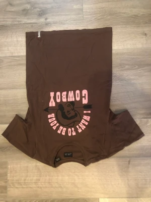 T-shirt med print - Häftig t-shirt med ljusrosa print