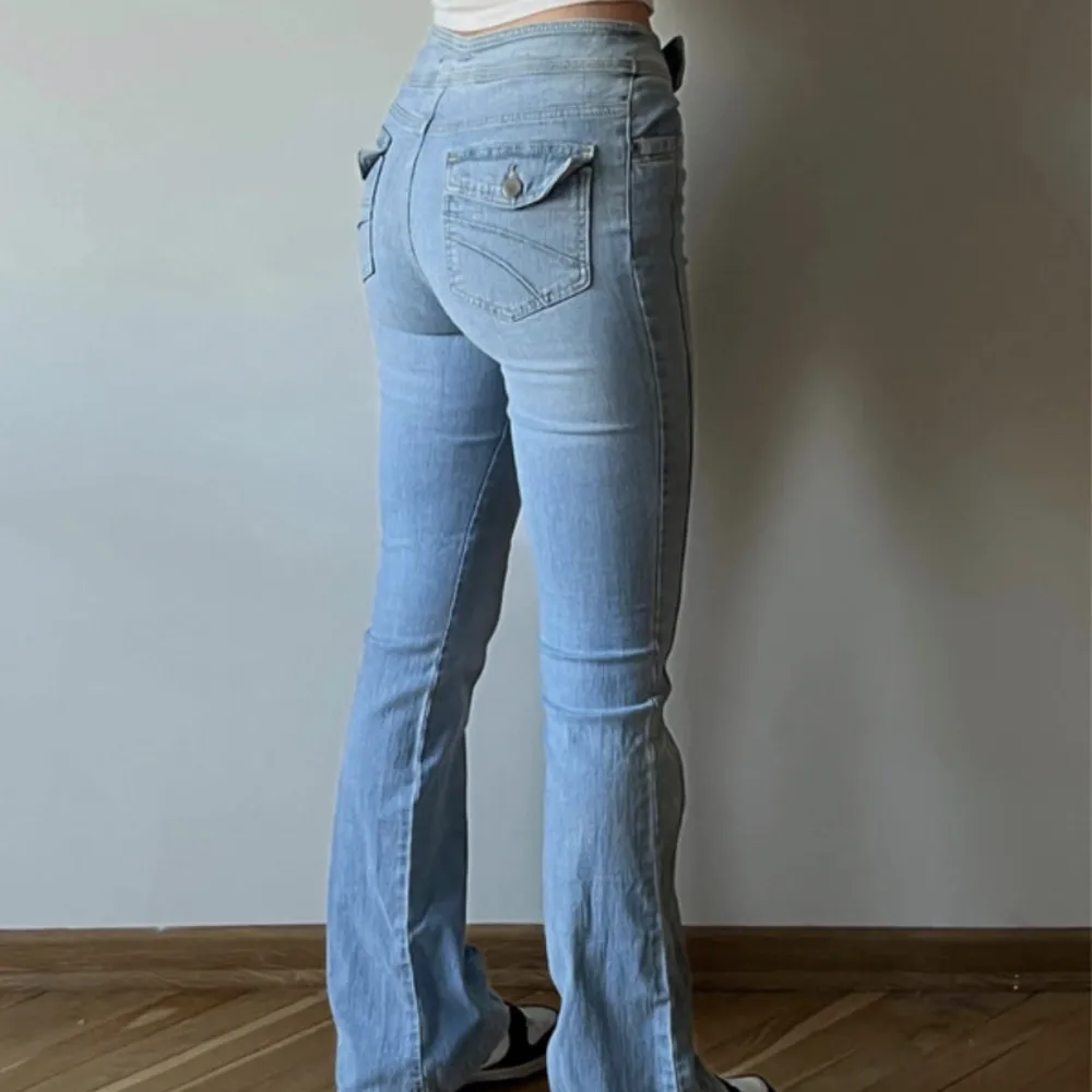 Dehär jeansen är så snygga och sköna. De är lågmidjade och utsvängda. Detaljen i midjan gör så mycket. Skriv bara om du undrar något annat.. Jeans & Byxor.