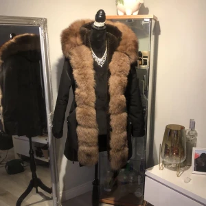 Päls jacka  - Använd under en vinter, säljer pga att det snart är sommar om vill köpa en ny till nästa vinter, men skit snygg modell och passar alla, äkta päls och köpt för 3500 