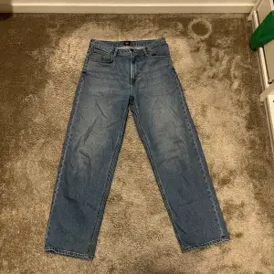 Snygga jeans med perfekt passform. Knappas använda och har superkvalitet. Perfekt längd för de som är 185-190. Inköpspris 900kr.