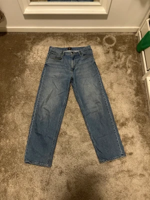 Straight jeans från Lee - Snygga jeans med perfekt passform. Knappas använda och har superkvalitet. Perfekt längd för de som är 185-190. Inköpspris 900kr.