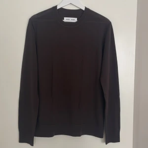 Samsöe Samsöe tröja - Finstickad lätt tröja i 100% merino ull. Regular fit. Oanvänd.