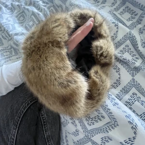 Päls mössa - Så cool pälsmössa. Passar alla då den e stretchigt. I helt nyskick 