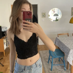 Svart Linne från Zara - Superfint svart linne från Zara! 🤩Storlek S men passar även XS då linnet är relativt litet. Säljer då jag har många liknande plagg redan😁