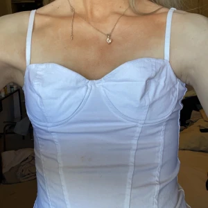 Vit topp - Vit festopp från H&M. Fina detaljer och trendig topp! Enkelt material med fina detaljer och sömmar. Urringat vid brösten💞💞