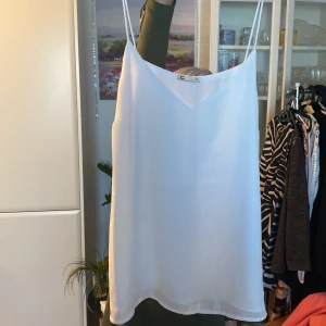 Linne - Jättefint linne i skönt material känns som silke. Gjort av polyester från Cubus 