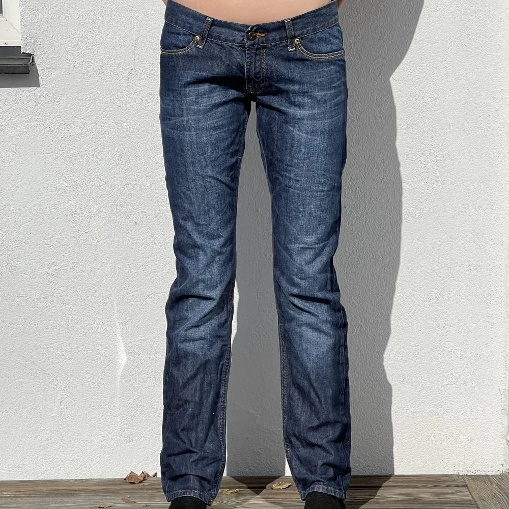 Vintage jeans i märket Temple Denim. Jeansen är i bra skick! Jeansen tvättas innan leverans💗 Storlek: W30 Midjemått: 81cm Innerbenslängd: 82 Modellen är 173 cm lång. Jeans & Byxor.