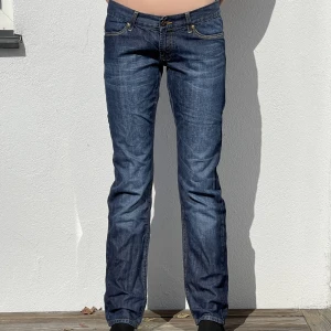 Lågmidjade jeans - Vintage jeans i märket Temple Denim. Jeansen är i bra skick! Jeansen tvättas innan leverans💗 Storlek: W30 Midjemått: 81cm Innerbenslängd: 82 Modellen är 173 cm lång