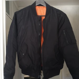 Bomberjacka  - Bomberjacka strl 158/164. Fint skick! Från Brandit (emp-shop). 