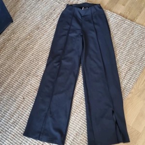 Kostymbyxor xs - Mycket fint skick. Slits fram på benen. Resår i midjan.