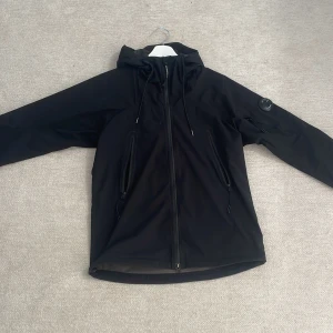 Cp company jacka - Storlek: smal  Skick: 9,5/10   En äkta C.P Company jacka som jag säljer pga att jag inte använder den längre. Ställ gärna frågor om fler bilder och buda gärna.