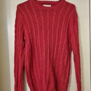 Fin tunn röd tröja, perfekt inför våren! Säljer pga garderobrensning. 