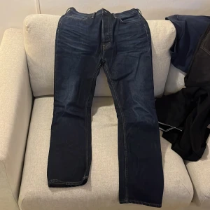 Acne Jeans Blåkonst mörkblå W28(30)L34(32) - Acne Jeans Blåkonst mörkblå W28(30)L34(32) inte använda eller tvättade så många gånger.