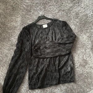 Glittrig tröjaaa - en super fin glittrig tröja från Jeansbolaget, strl S Vila, har bara använts en gång💞💞