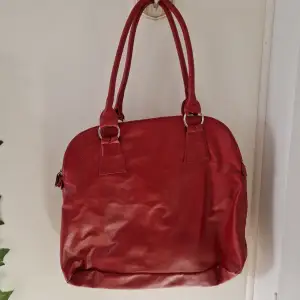 En röd fin väska i begagnat men bra skick