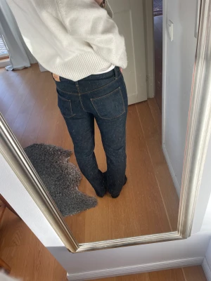 Acne jeans -  Säljer dessa låg midja det acne jeans i storlek M ungefär. de är långa i benen. De har en väldigt snygg färg som passar perfekt året om. Tycker verkligen ni ska slå till om ni vill ha ett par snygga, sköna, högkvalitativa jeans med låg midja💙 Jag är 175