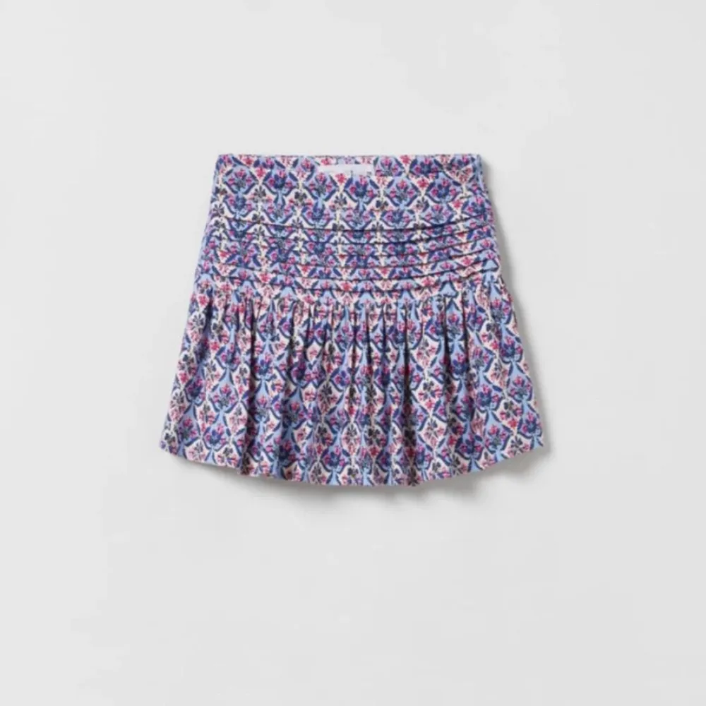Säljer min superfina slutsålda kjol från Zara. Helt oanvänd, skulle säga att den passar mig som är xs💕 Pris går att diskutera💖. Kjolar.