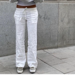 Alobha linnebyxor  - Säljer mina fina linnebyxor från alobha i storlek M. Mycket sparsamt använda så väldigt fint skick! Säljer endast mot bra bud eller köp direkt för 900kr 🥰 köparen står för frakten