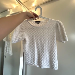 Finstickad tröja  - Finstickad tröja, välanvänd men fortfarande bra skick 💞 Priset är inklusive frakt.