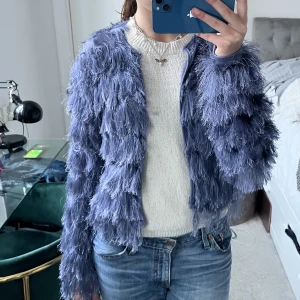 Jacka!  - Jätte fin jacka som man både kan ha utomhus i vår eller som festjacka! 