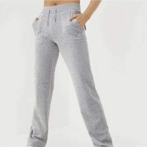 Juicy couture byxor - Säljer ett par gråa juicy byxor i storlek xs💗