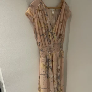 Sommarklänning - Fin sommarklänning perfekt för midsommar. Volang nedtill och resår i midjan. Ankellång! 