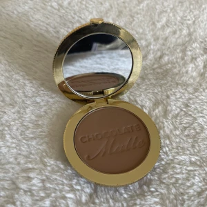 Too Faced bronzer - Säljer denna bronzer från Too Faced i färgen soleil som är typ ”medium”, köpt på Sephora - den blev för mörk på mig och som ni ser är den inte mycket använd! Nypris 439 kr, mitt pris 85 kr 🍫