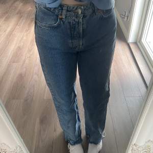 säljer dessa blåa jeans i storlek 27 har klippt dom nere vid fötterna men sitter bra på mig som är ca 170cm. dom är från bik bok i modellen ”REGULAR WIDE” säljer dom för 120kr