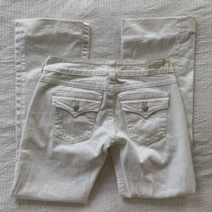 True religion jenas - Vita true religion jeans med glittriga detaljer!! Hur snygga?! Perfekta till sommaren och våren 🦢🫧